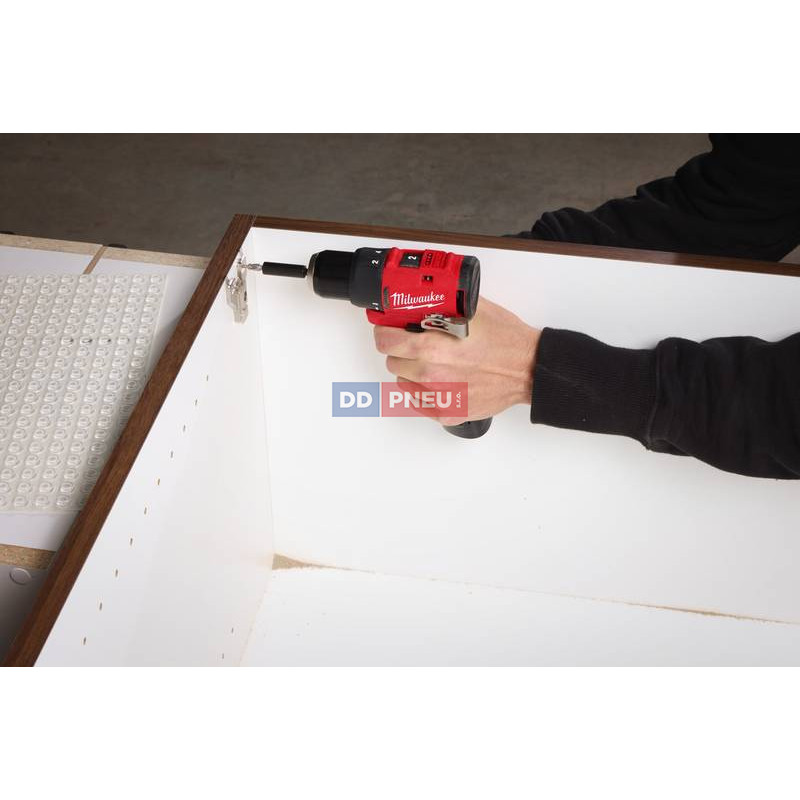 Aku kompaktní bezuhlíkový šroubovák MILWAUKEE M12 BLDDRC-402C