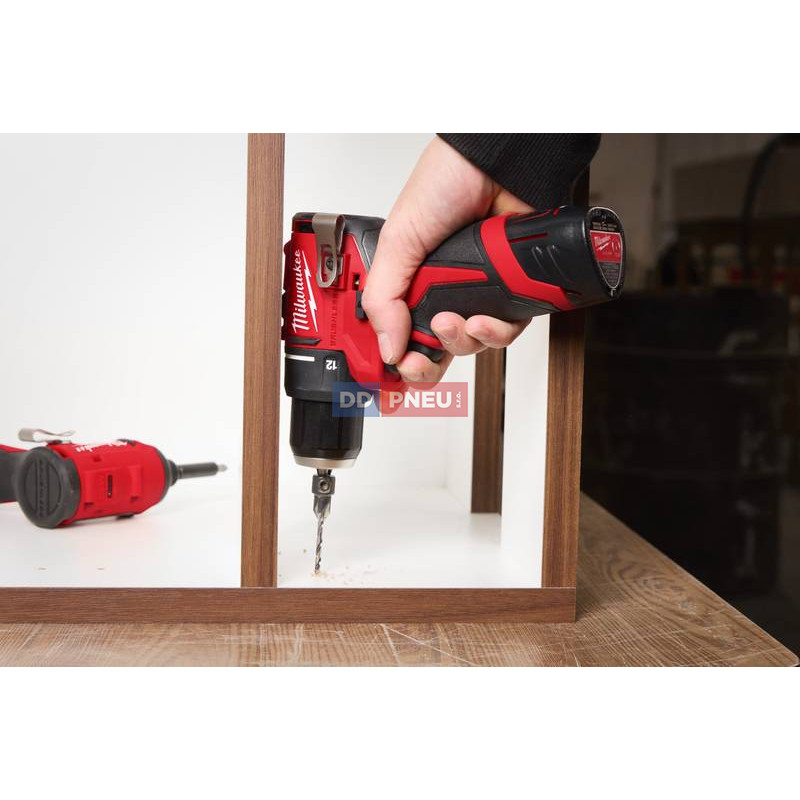 Aku kompaktní bezuhlíkový šroubovák MILWAUKEE M12 BLDDRC-402C