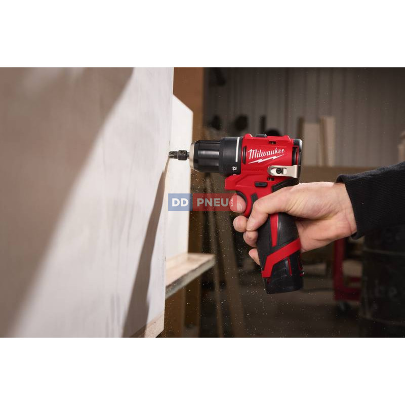 Aku kompaktní bezuhlíkový šroubovák MILWAUKEE M12 BLDDRC-402C